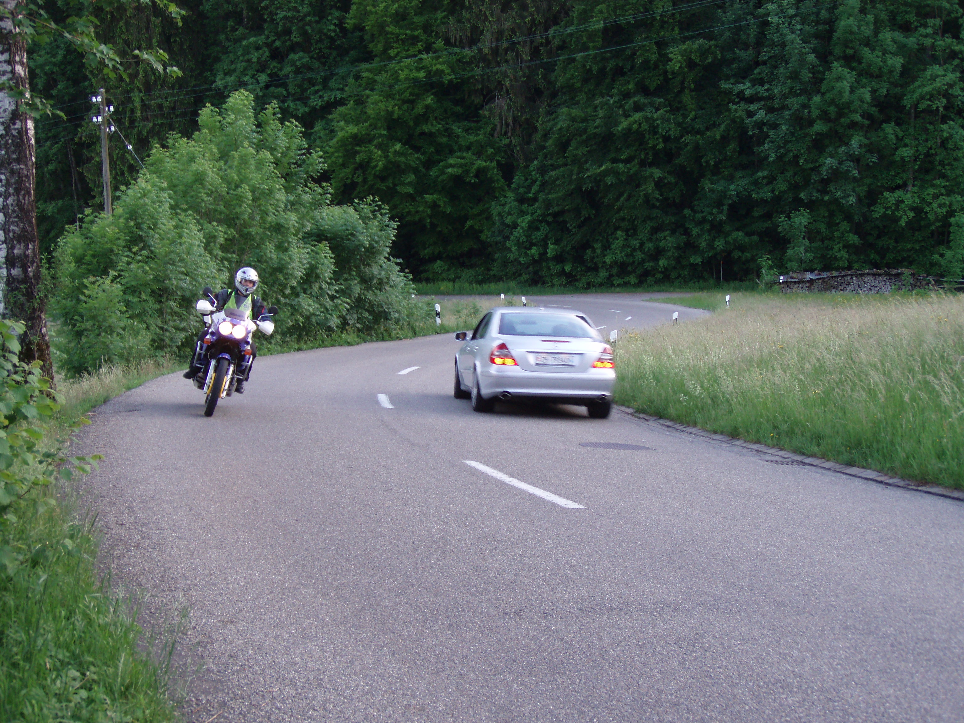 Kategorie A und abschränkt Rollerfahrschule und Motorradfahrschule führt Grundkurse in Winterthurd durch 